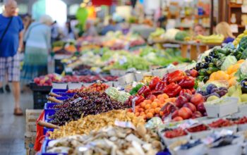 grocery store technology with shoppers