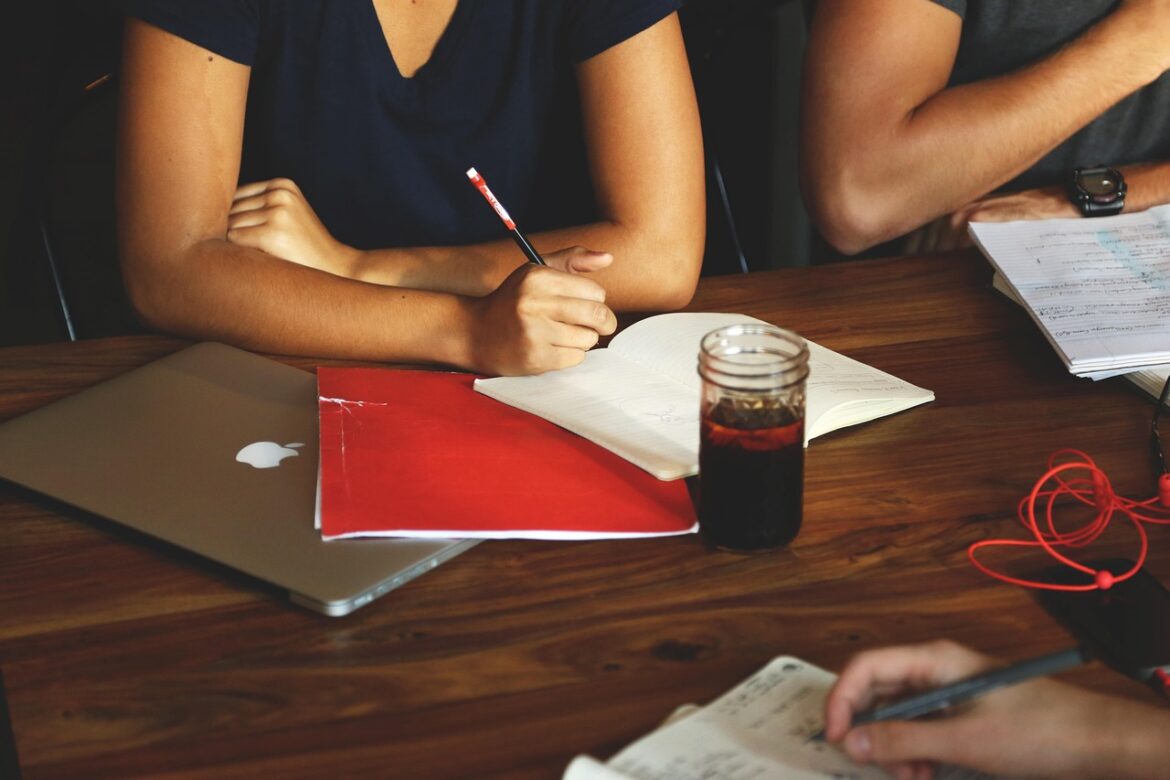 Leading the Way: 5 Trendy Leadership Frameworks Shaping 2025 Workplaces