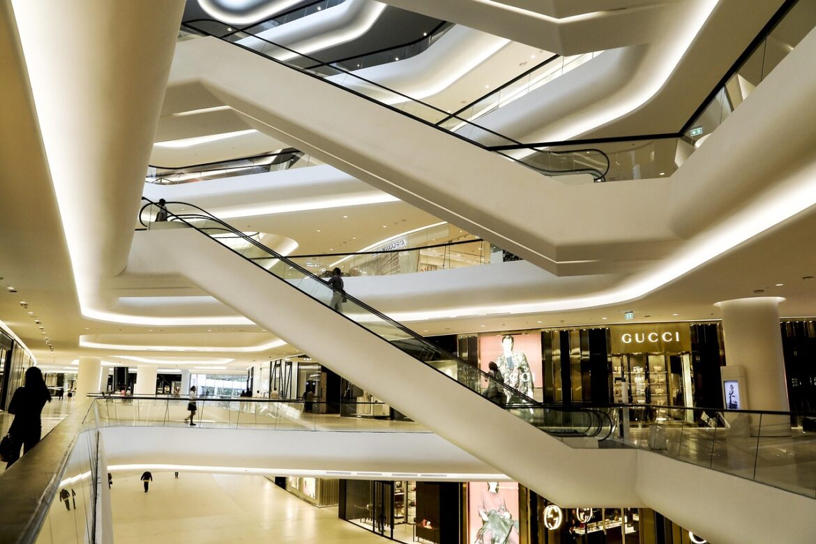 Decoding Fashion Finance 2025: From AI Magic to Resale Realities