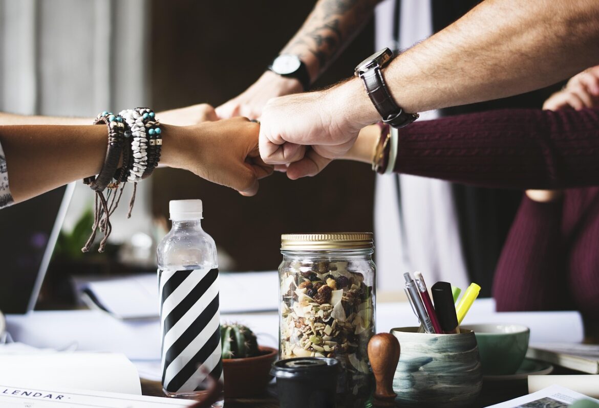 Hybrid Teams Thriving: 2026s Collaboration Wins
